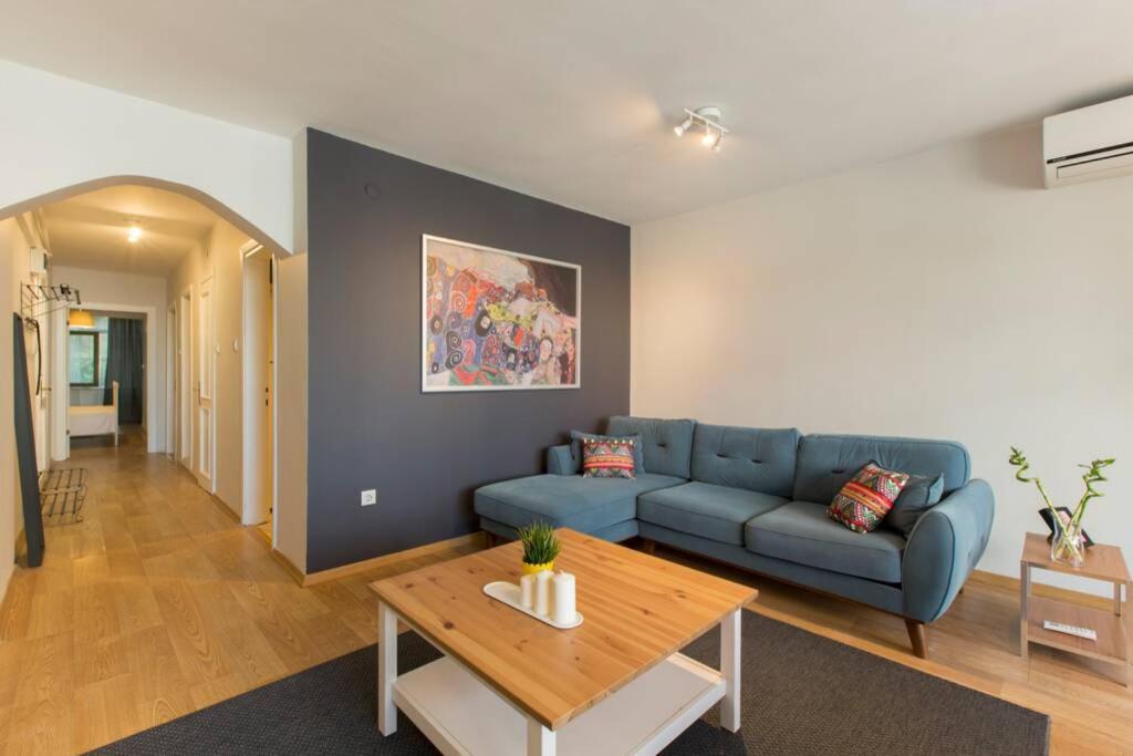Centrally Located Huge In Cihangir Apartment *