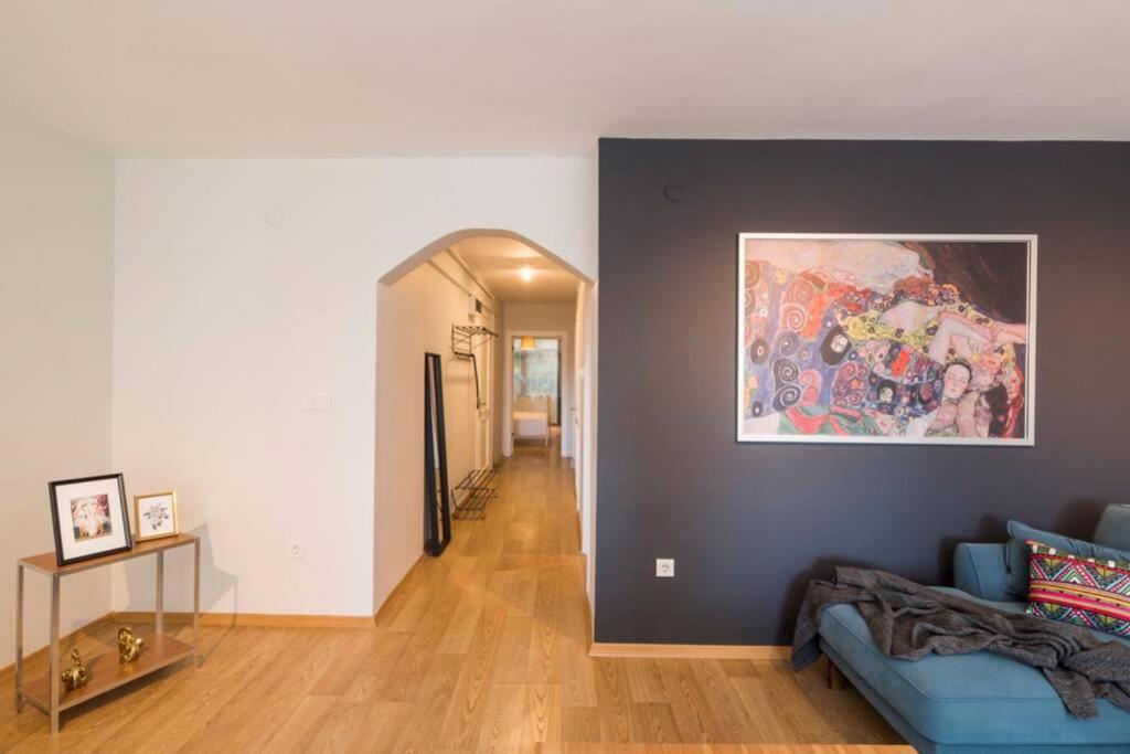 Centrally Located Huge In Cihangir Apartment