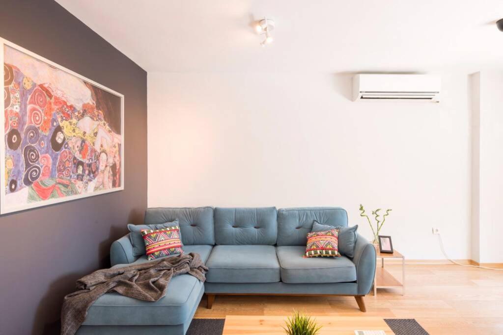 Centrally Located Huge In Cihangir Apartment *