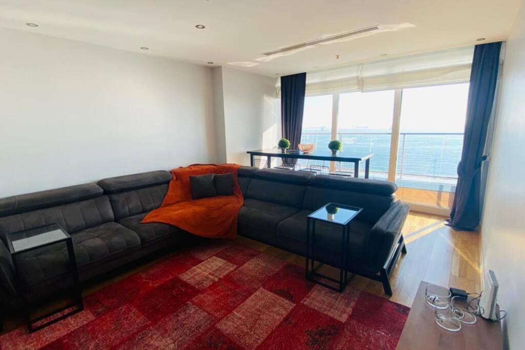 Lux 2 With Seaview In Center
