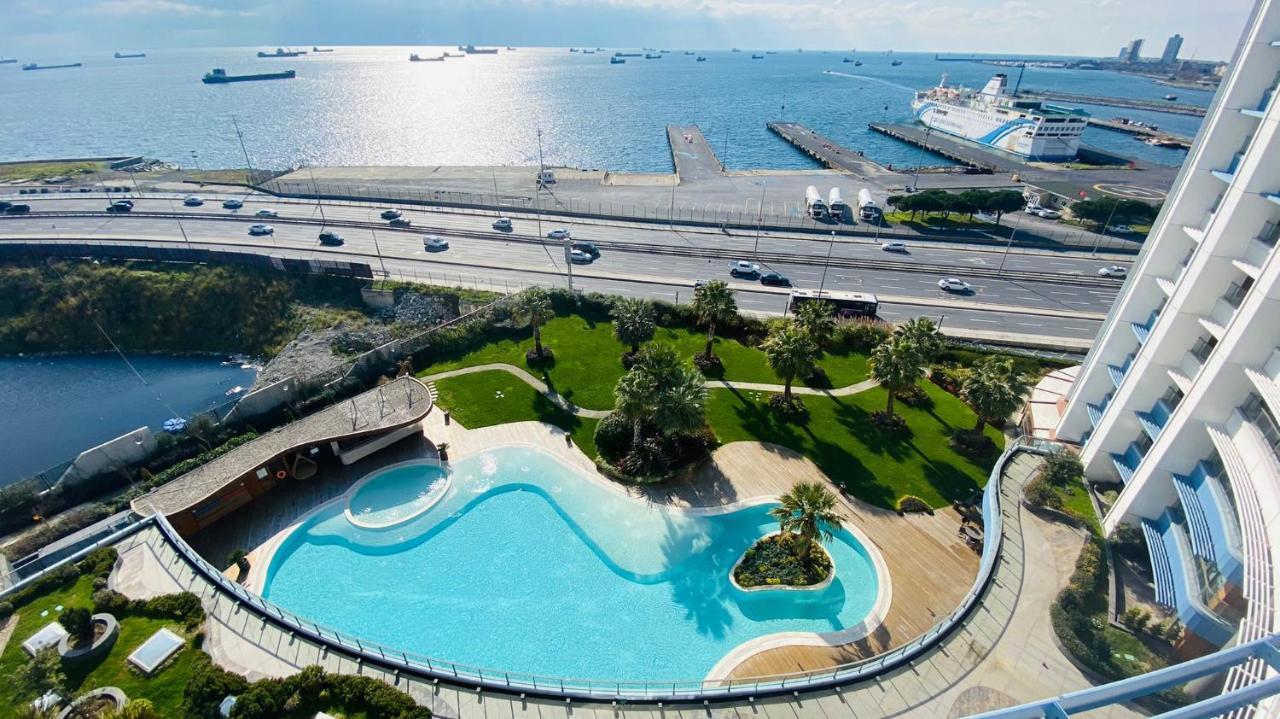 Lux 2 With Seaview In Center *