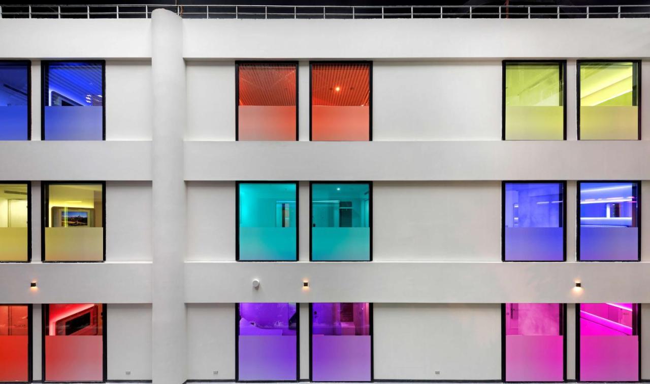 Yotelair Airport, Duty Free - International Transit Area 3*