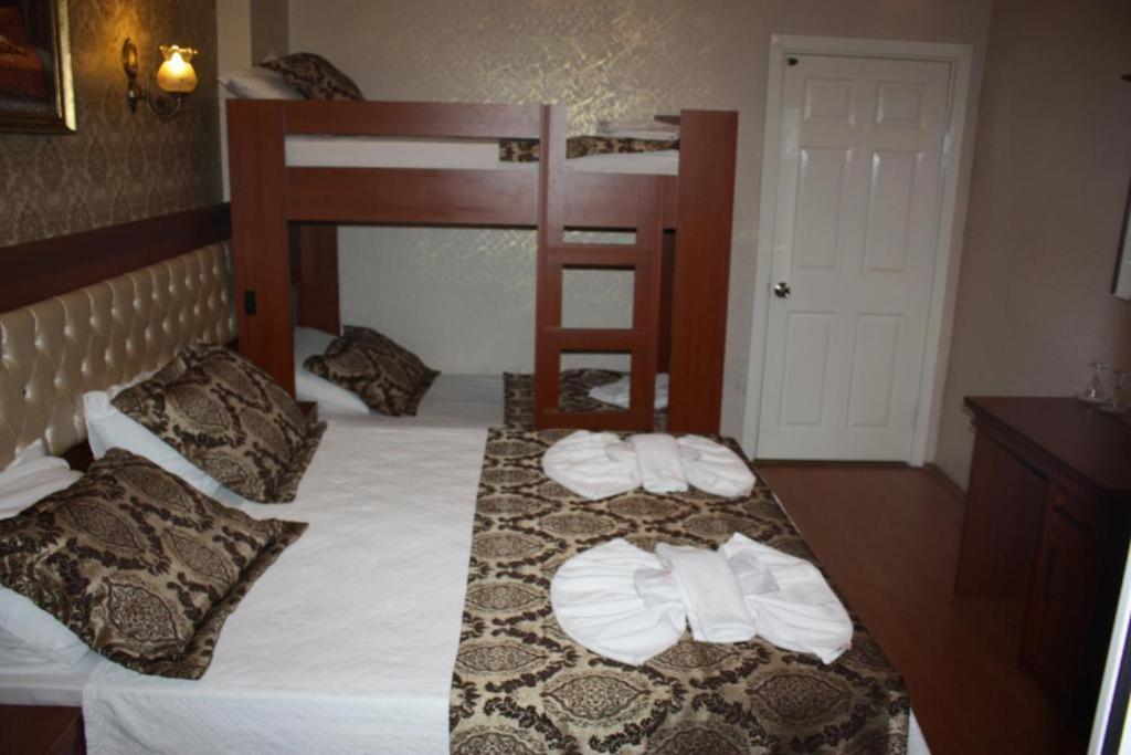Big Apple Hostel *