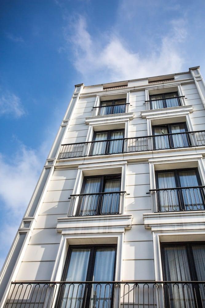 The White Orient Otel 4*
