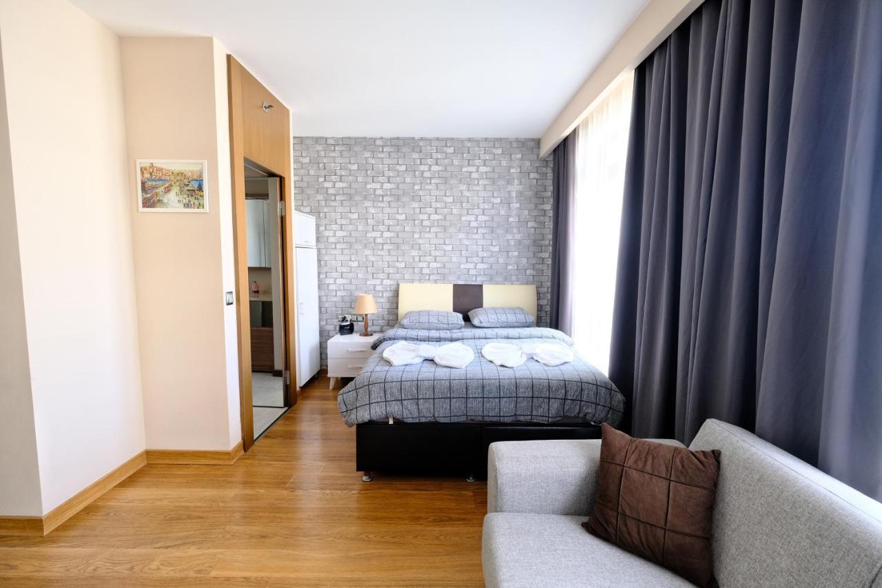 Hotel Houses Saw