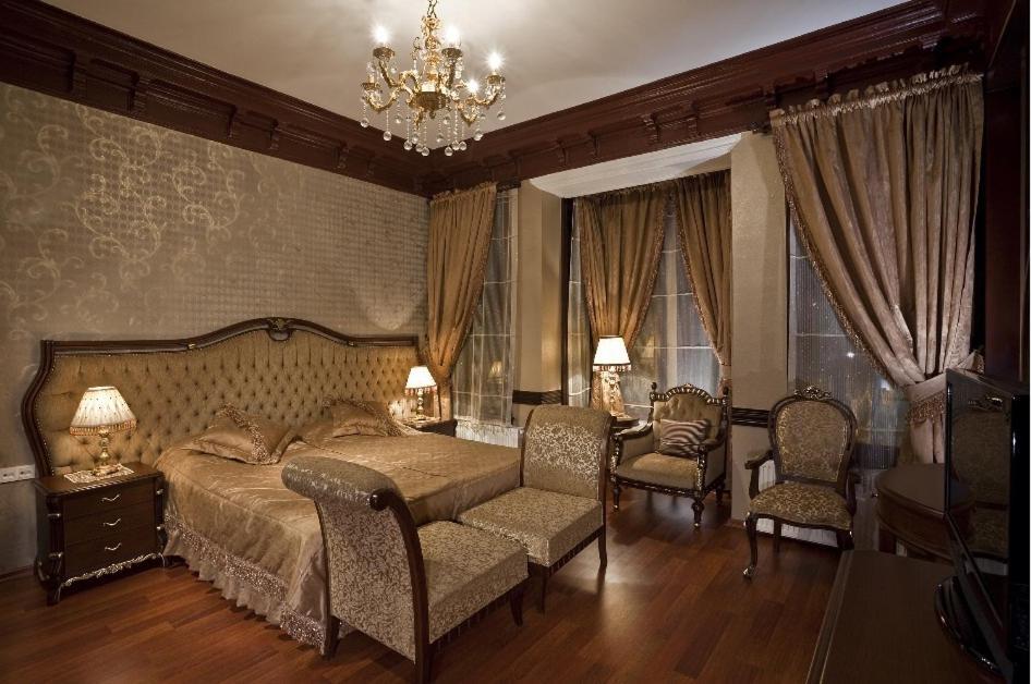 Ascot House *
