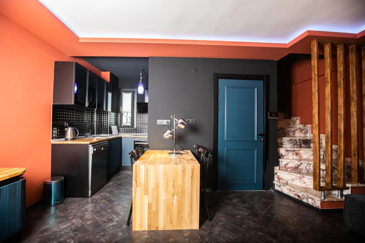 Black Mansion Apartment