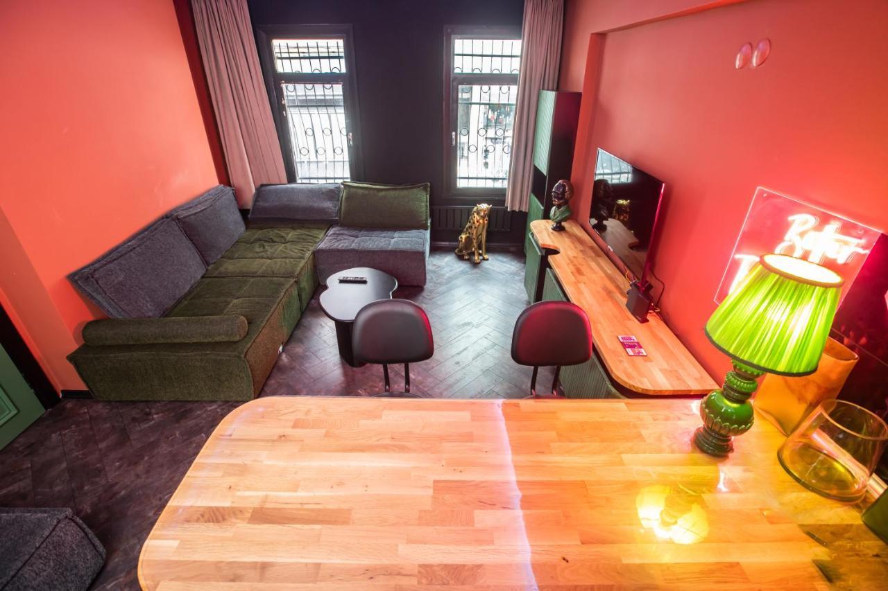 Black Mansion Apartment *