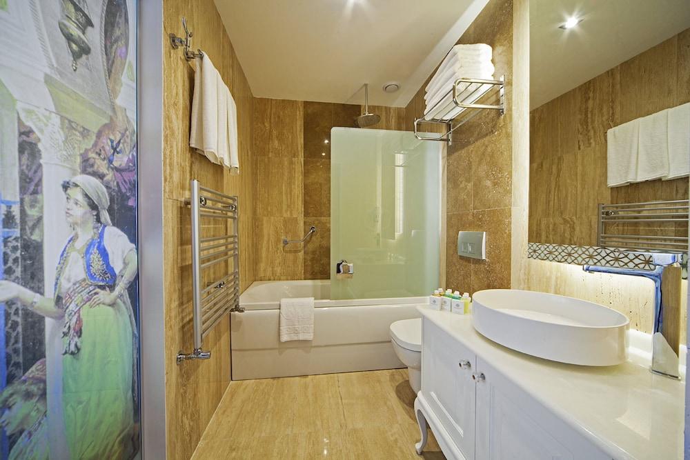 Azade Hotel 3*
