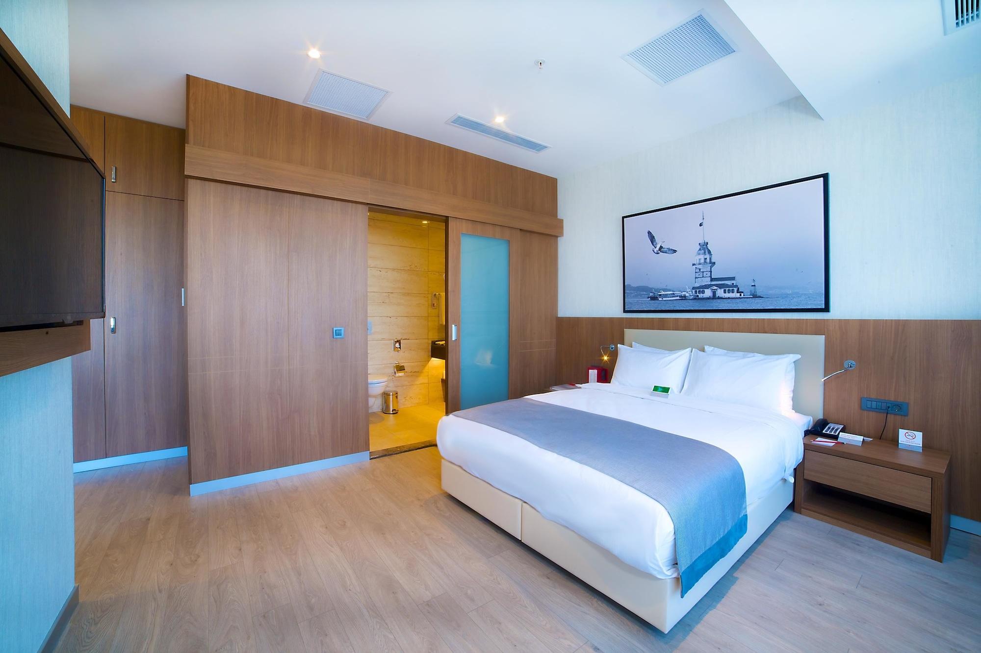 Hotel Ramada By Wyndham Old 4*