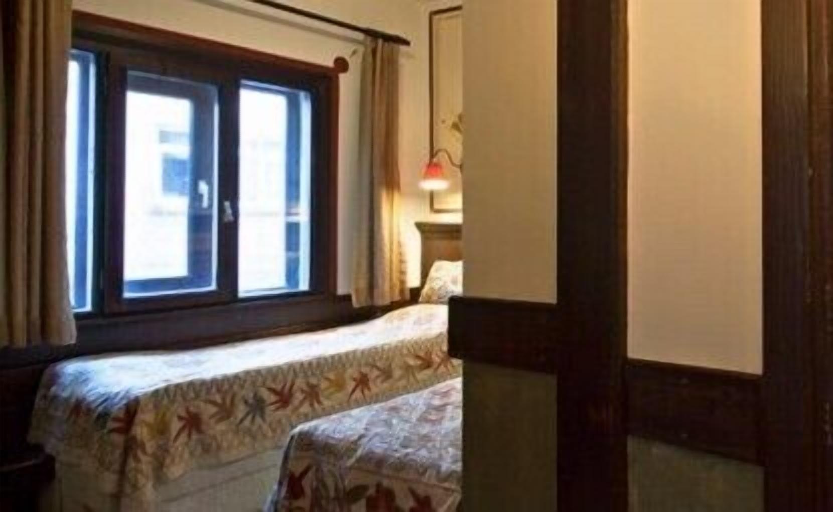 Hotel Empress Zoe 2*