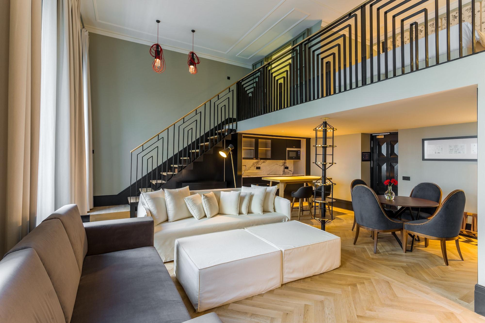 Mate Emir, Hotel Istambul
