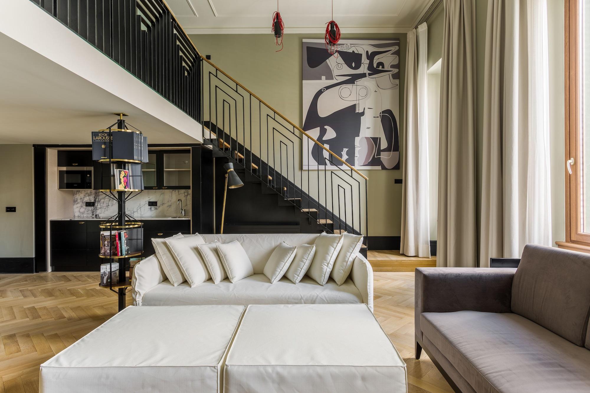 Mate Emir, Hotel 4*