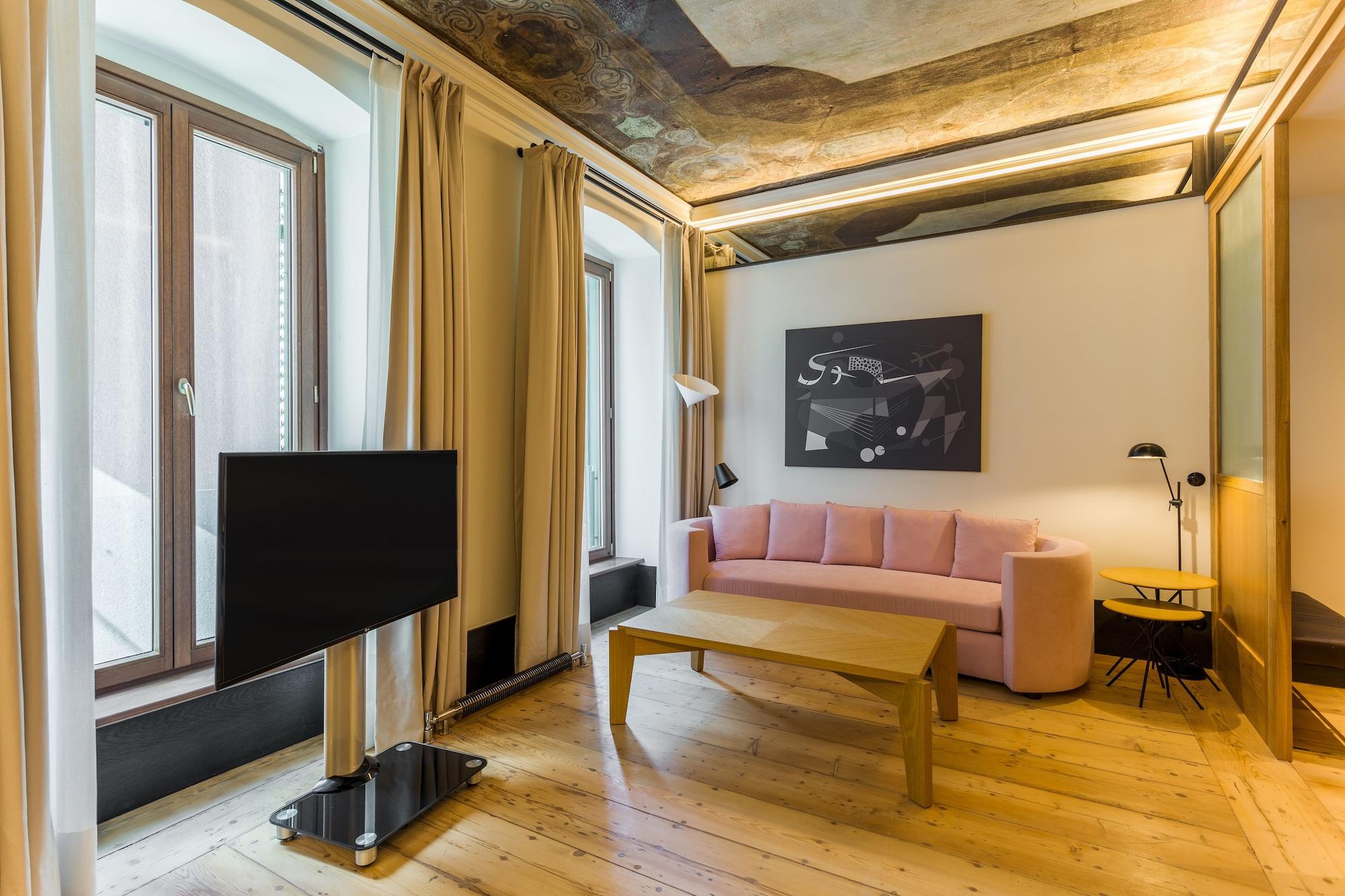 Mate Emir, Hotel 4*