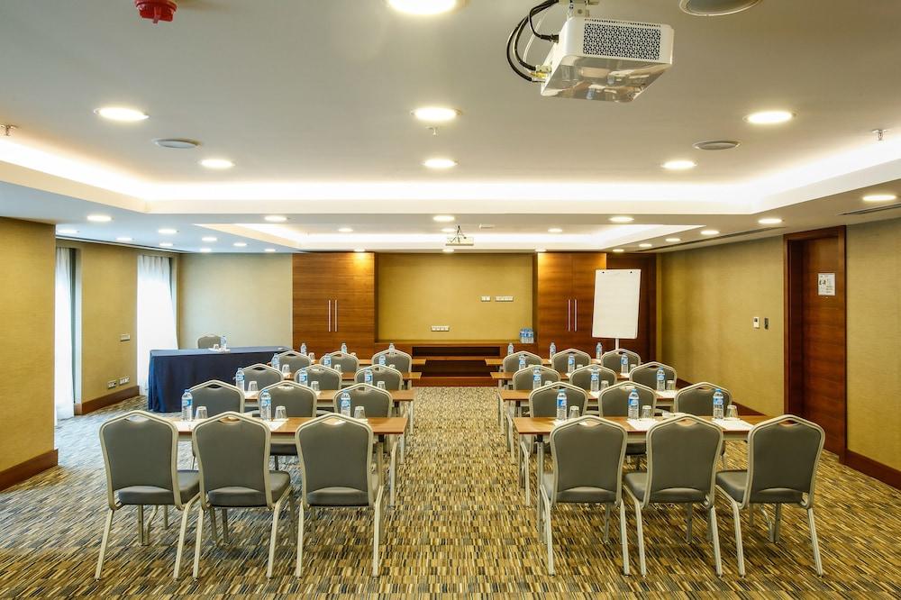 Dedeman Bostanci & Convention Center