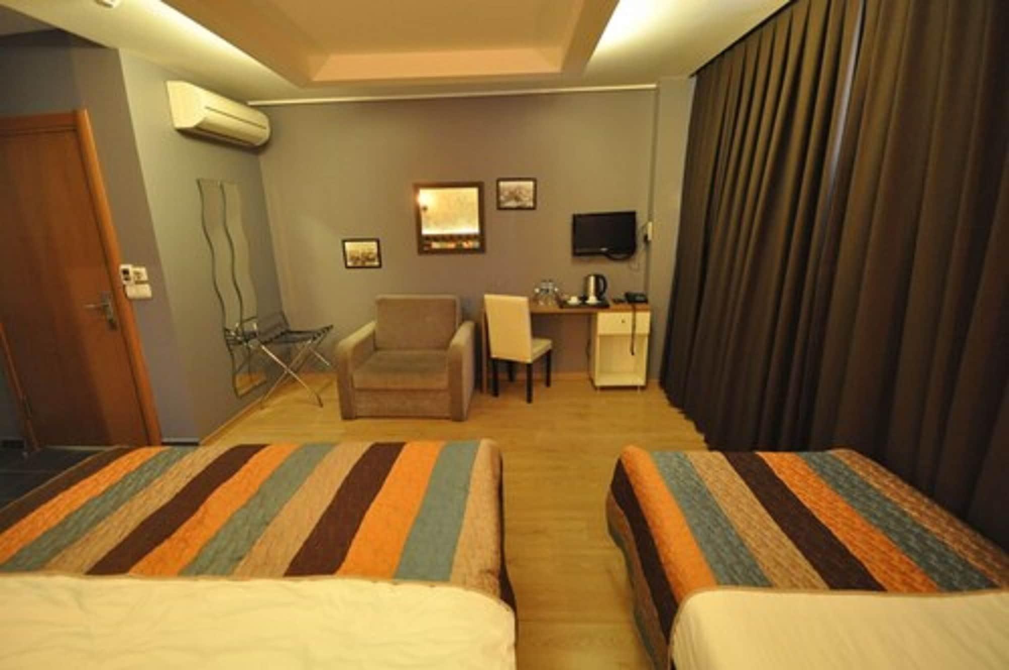 Retropera Hotel