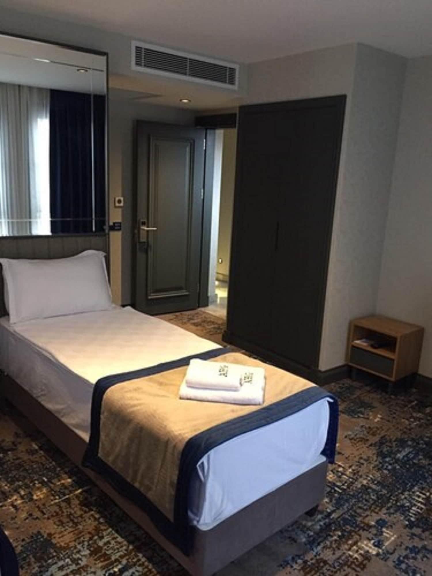 Hotel Taksim Pera Orient 4*