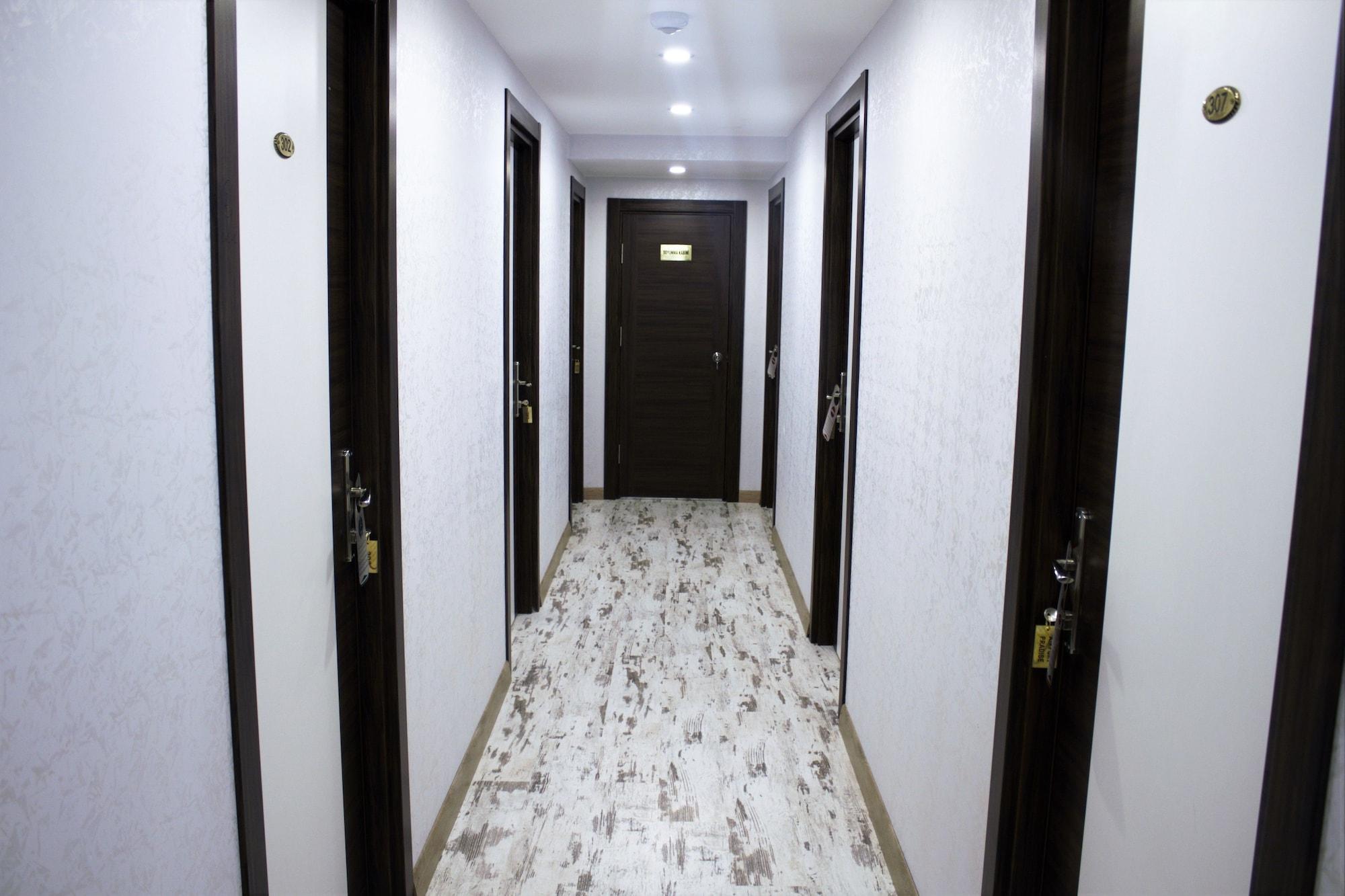 Hotel Paradise Airport 3*