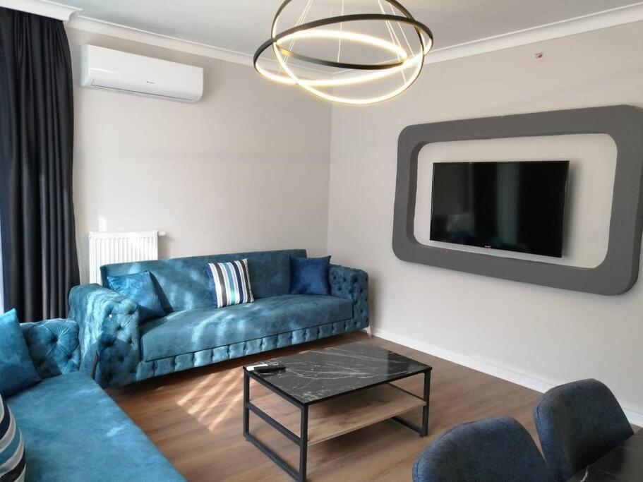 Sisli Apartment, 2 Bedrooms, 250 M Metro, New Modern Istanbul