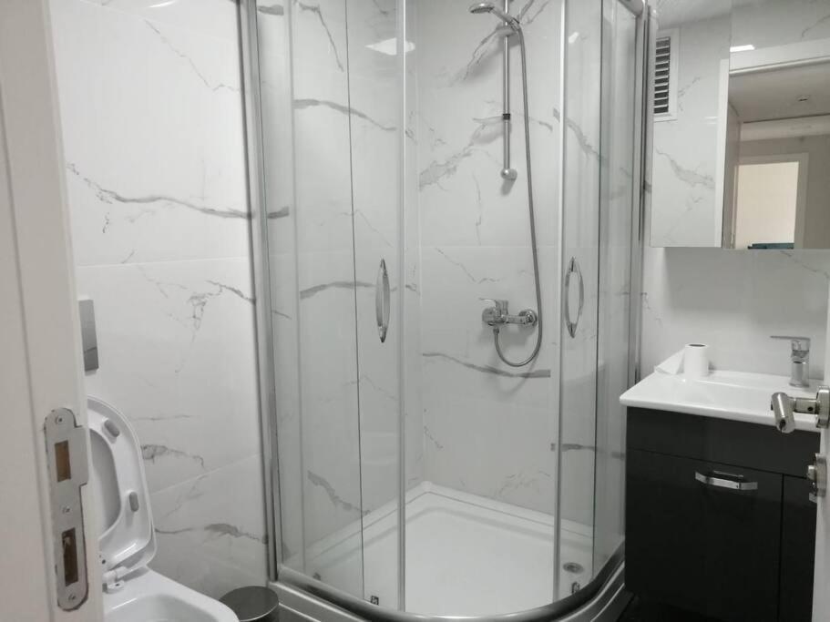 Apartment Sisli Apartment, 2 Bedrooms, 250 M Metro, New Modern Istanbul
