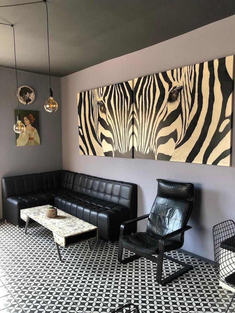Black Aparthotel 2*