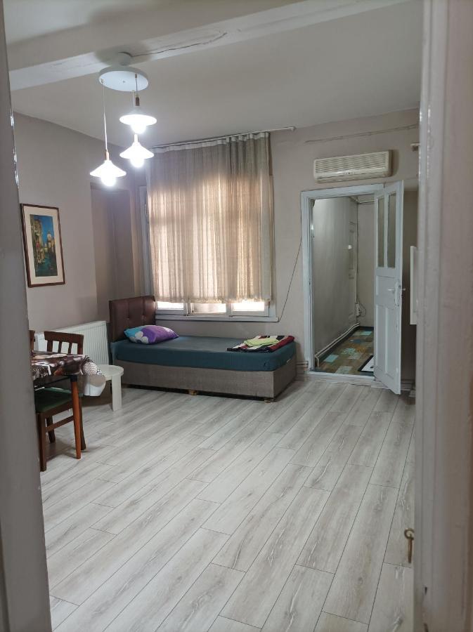 Retro & Wood Apartment