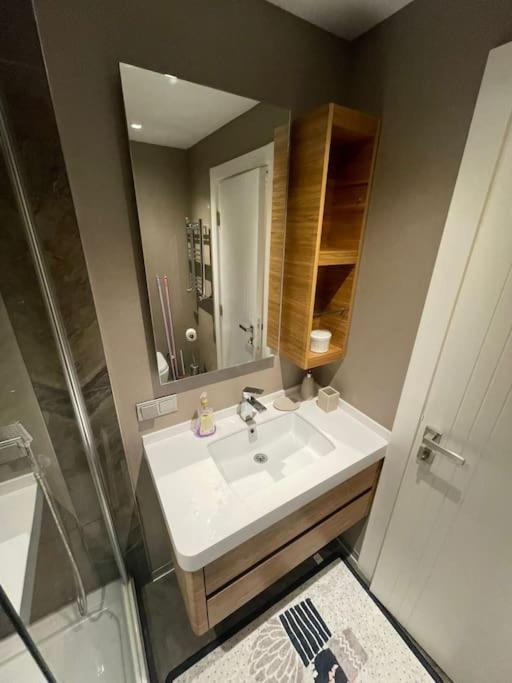 A Lovely And New Place In Beylikduzu Apartment
