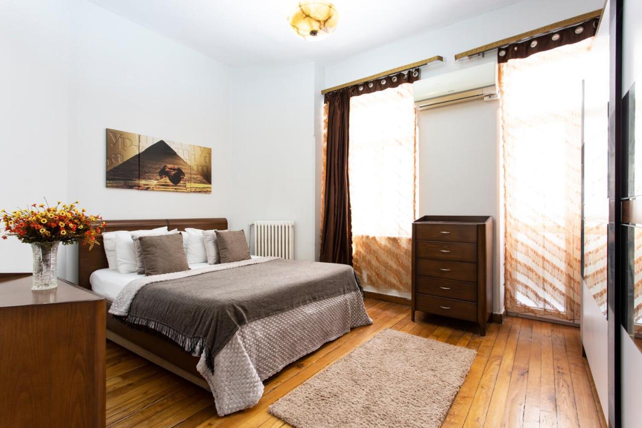Spacious And Bright Three Bedroom By Happy Homes *