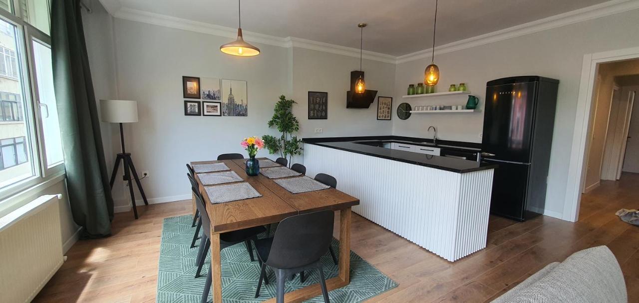 Brand New Luxuries 3-bedrooms In The Center Apartment *