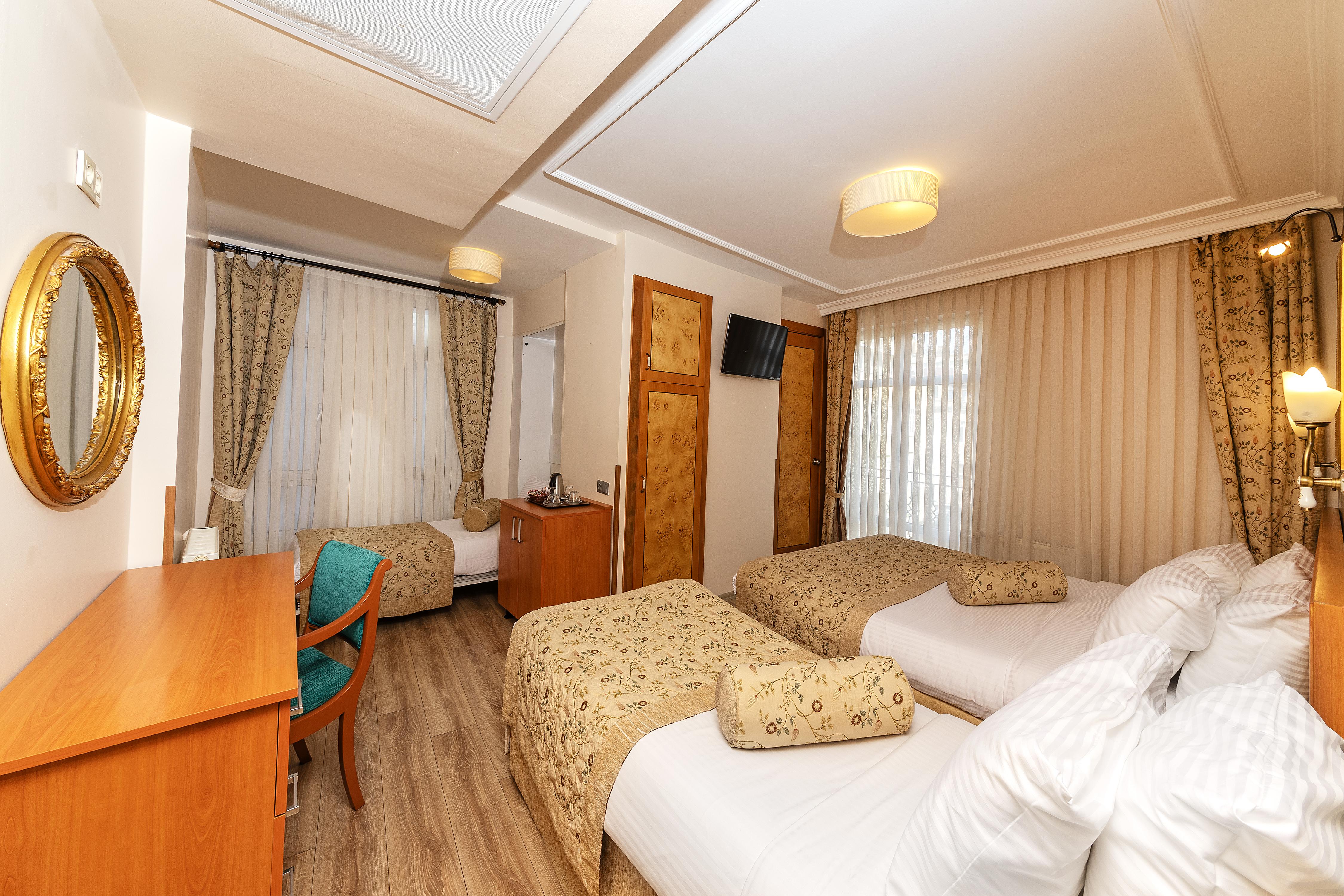 Hotel Santa Ottoman