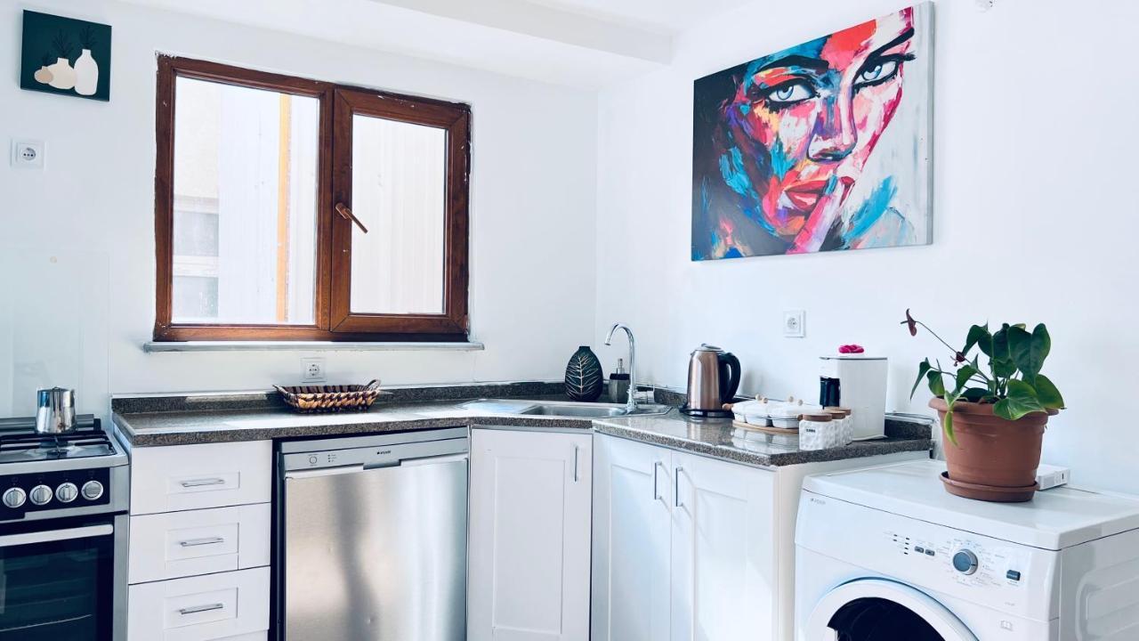 New Renovated 3 Bedroom 2 Bathroom Laleli Apartment
