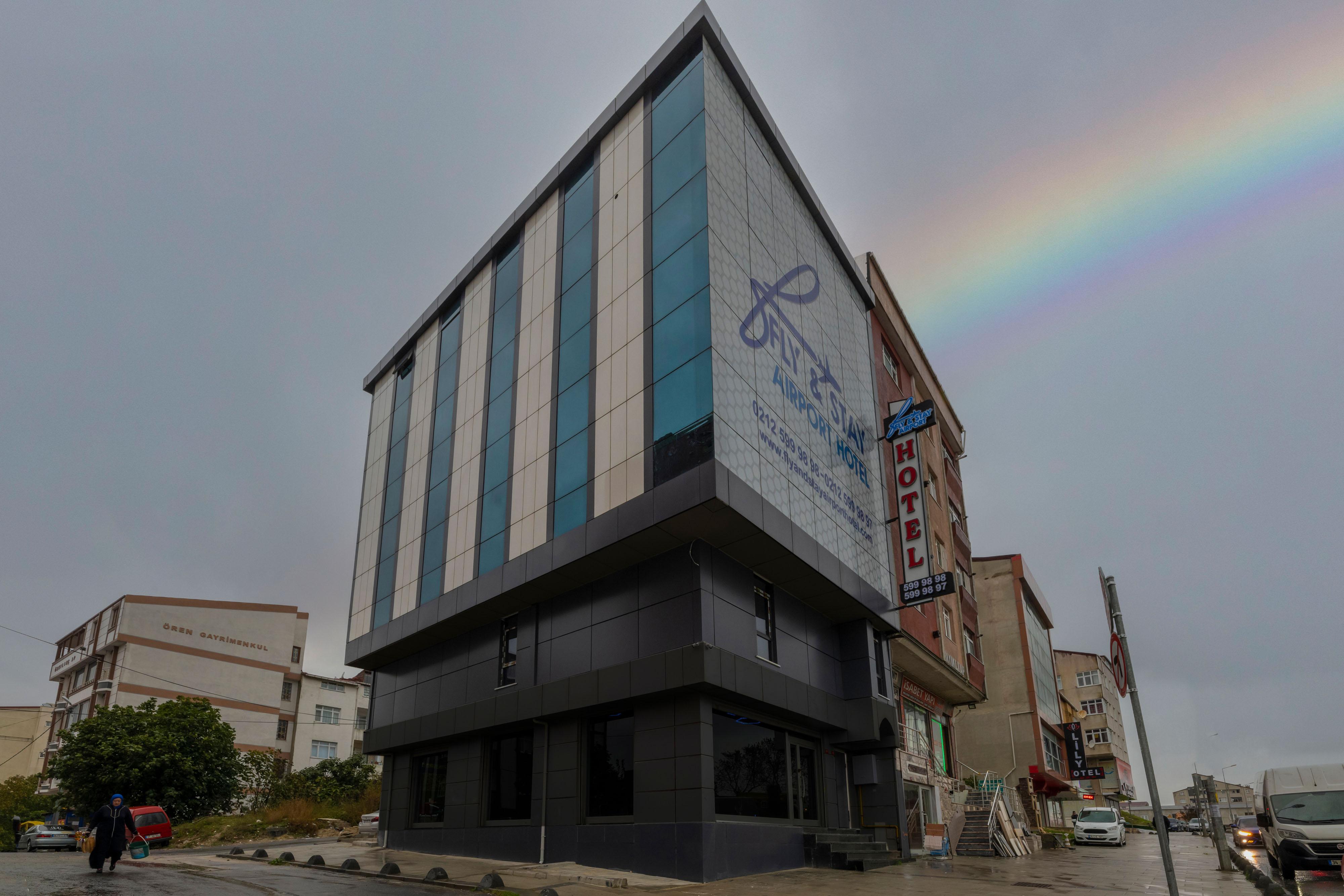 Fly And Airport Hotel