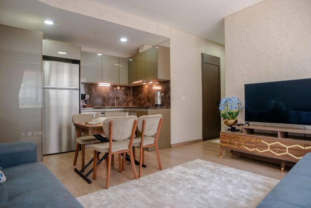 Modern In A Complex With Pool Apartment *