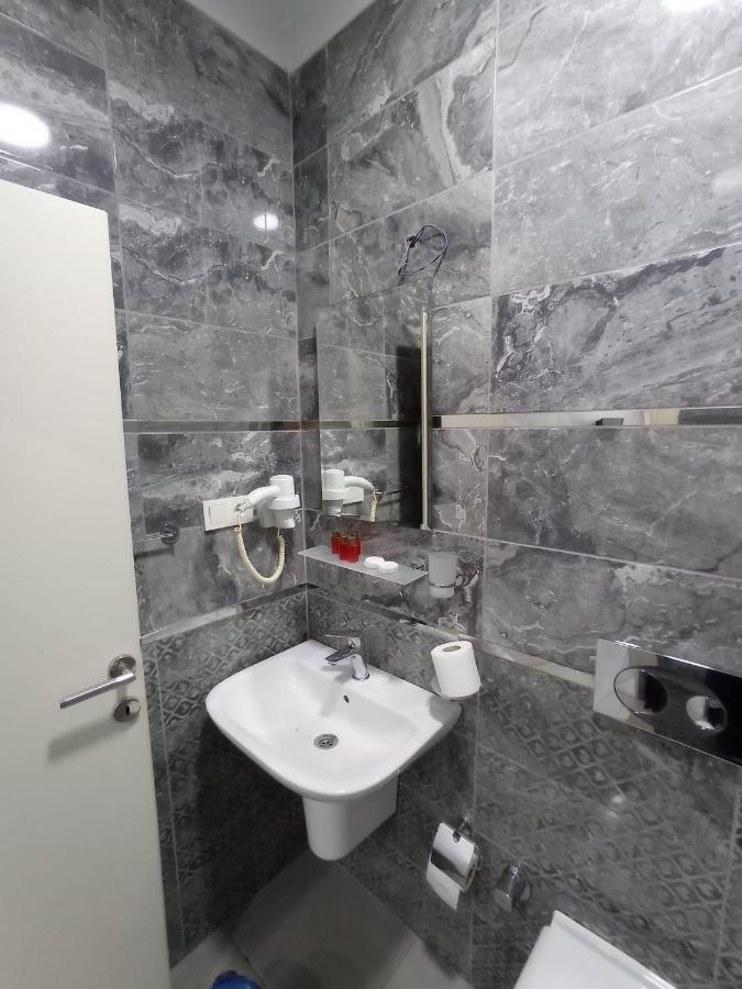 Emin Hotel *