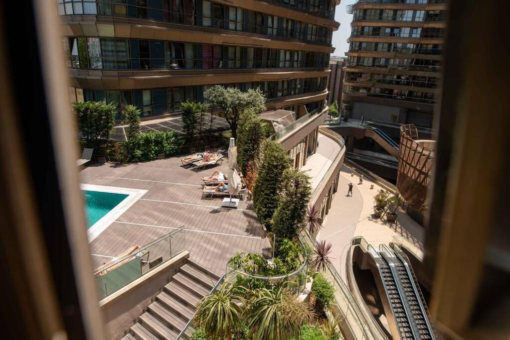 Modern In A Complex With Pool Istanbul