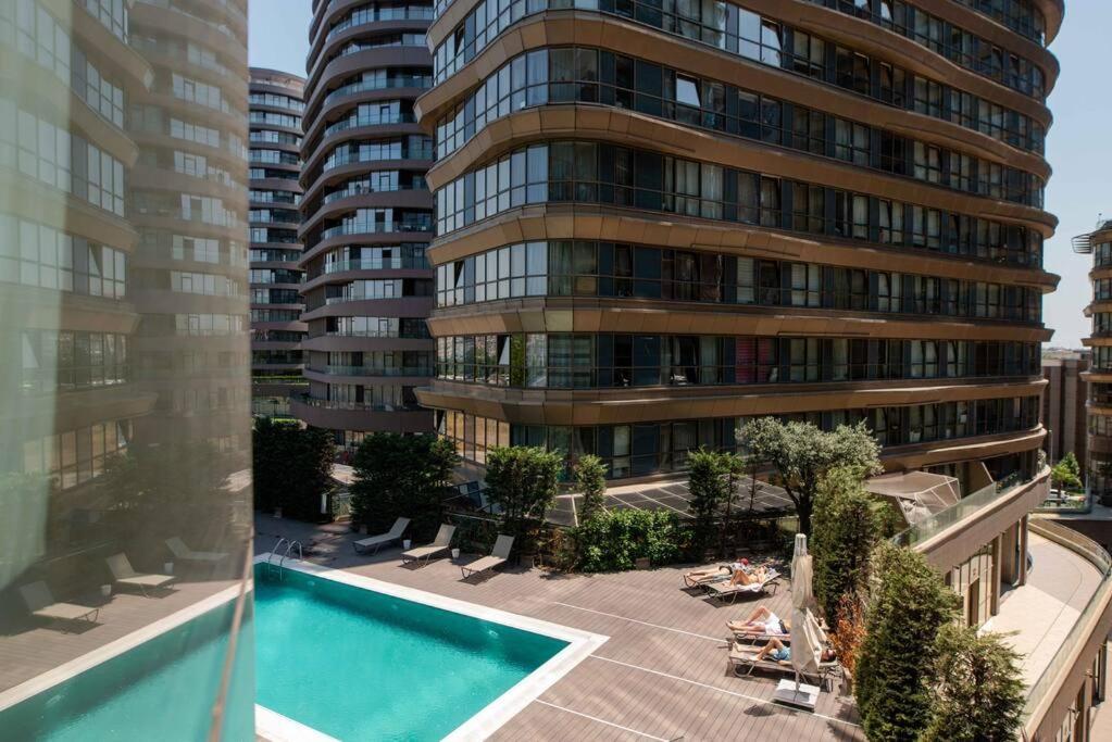 Modern In A Complex With Pool Apartment Istanbul