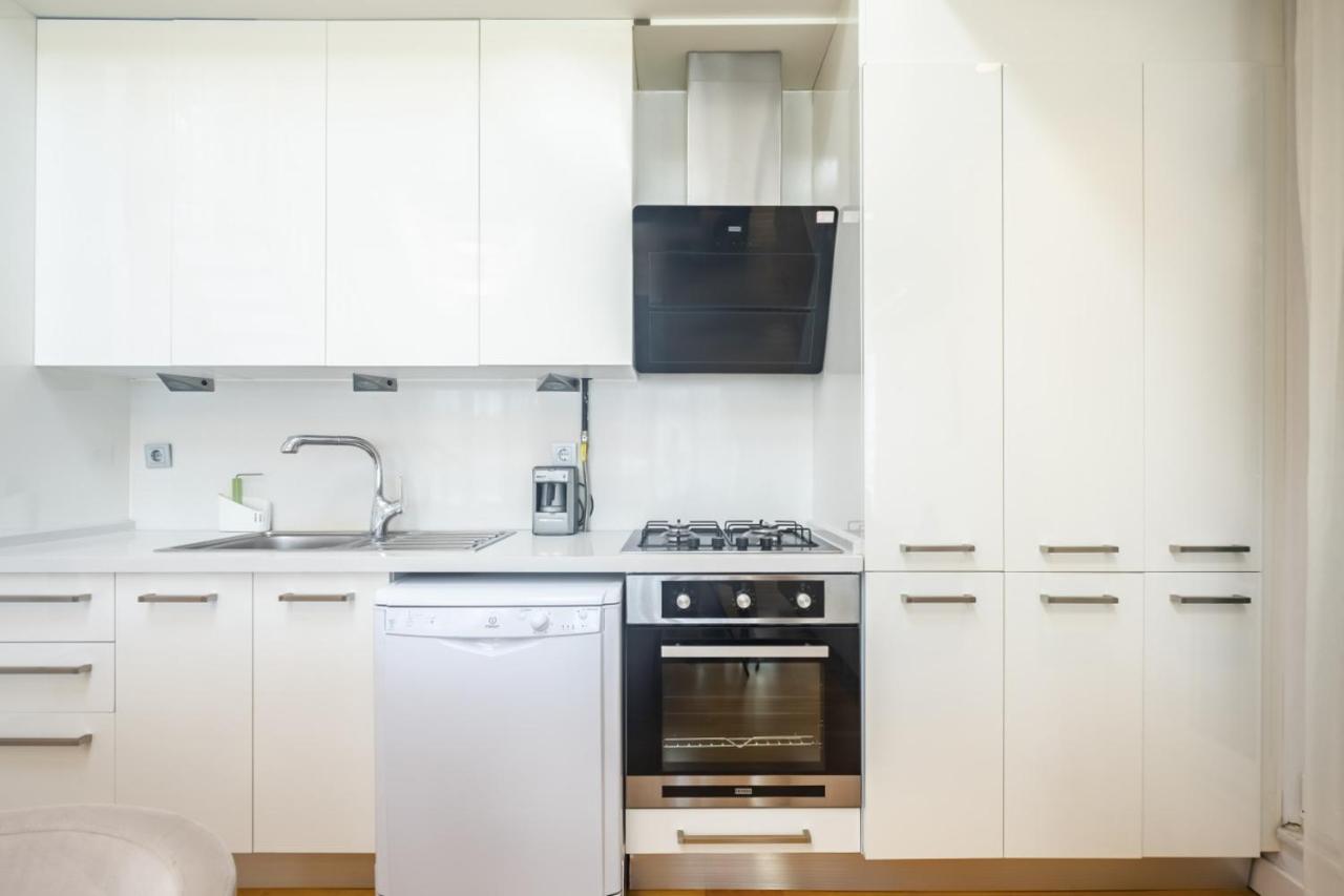 Chic Flat Near Public Transportation In Goztepe