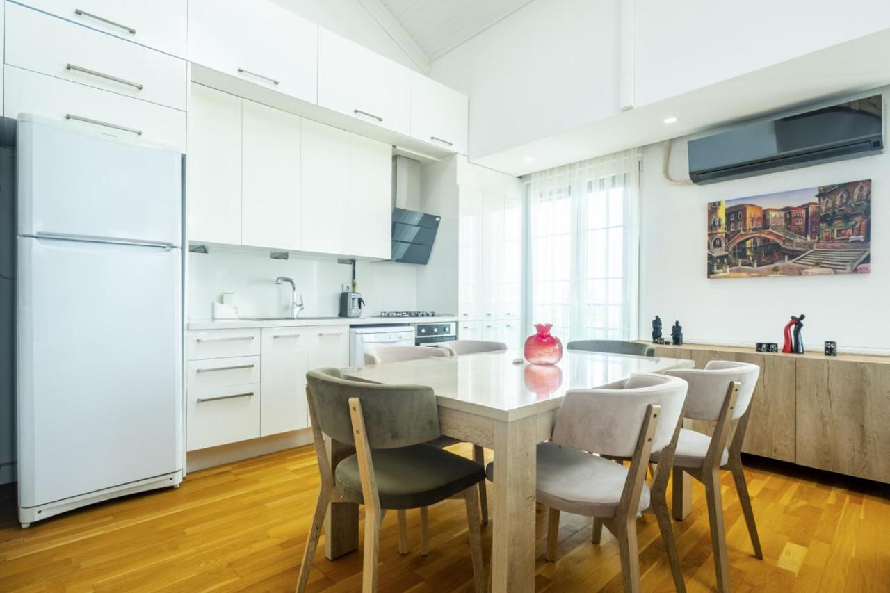 Chic Flat Near Public Transportation In Goztepe Istanbul