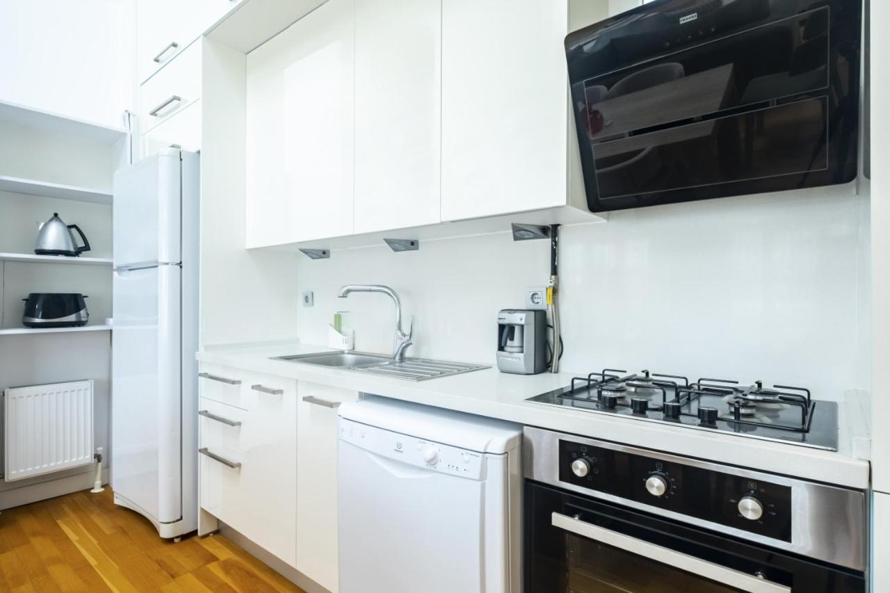 Chic Flat Near Public Transportation In Goztepe Apartment