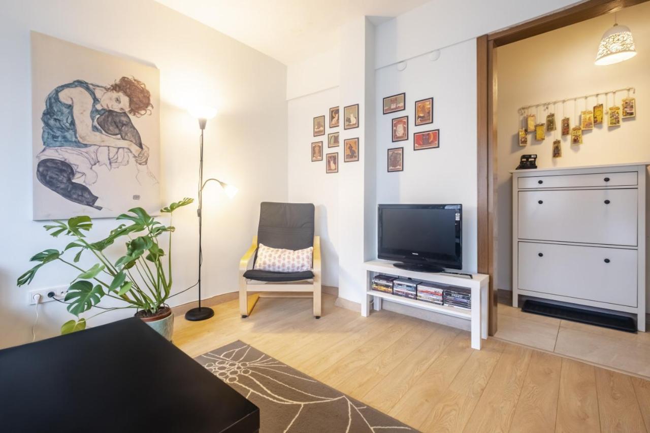 Flat With Balcony Near Bull Statue In Kadikoy * Istanbul