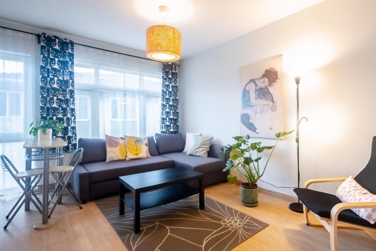 Flat With Balcony Near Bull Statue In Kadikoy Apartment