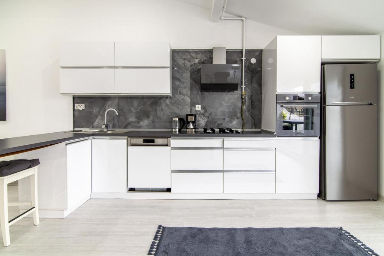 Villa Sleek House With A Lovely Terrace In Besiktas