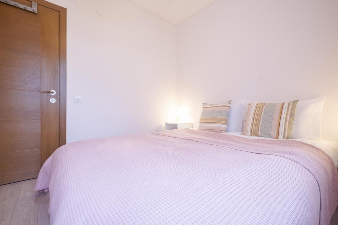 Flat With Balcony Near Bull Statue In Kadikoy Istanbul