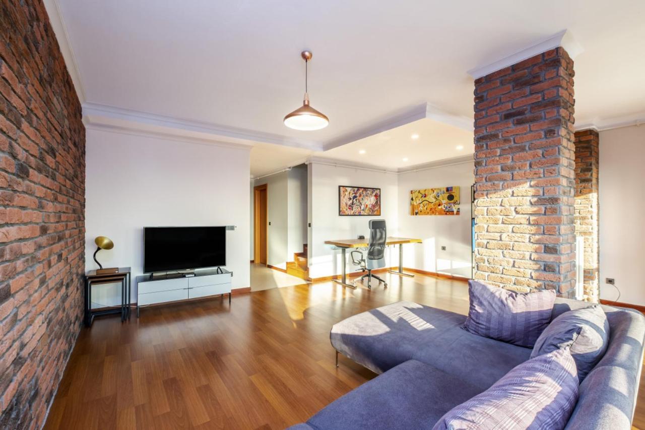 Sleek Flat Near Public Transportation In Maltepe *