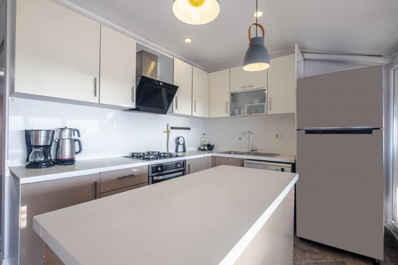 Sleek Flat Near Public Transportation In Maltepe