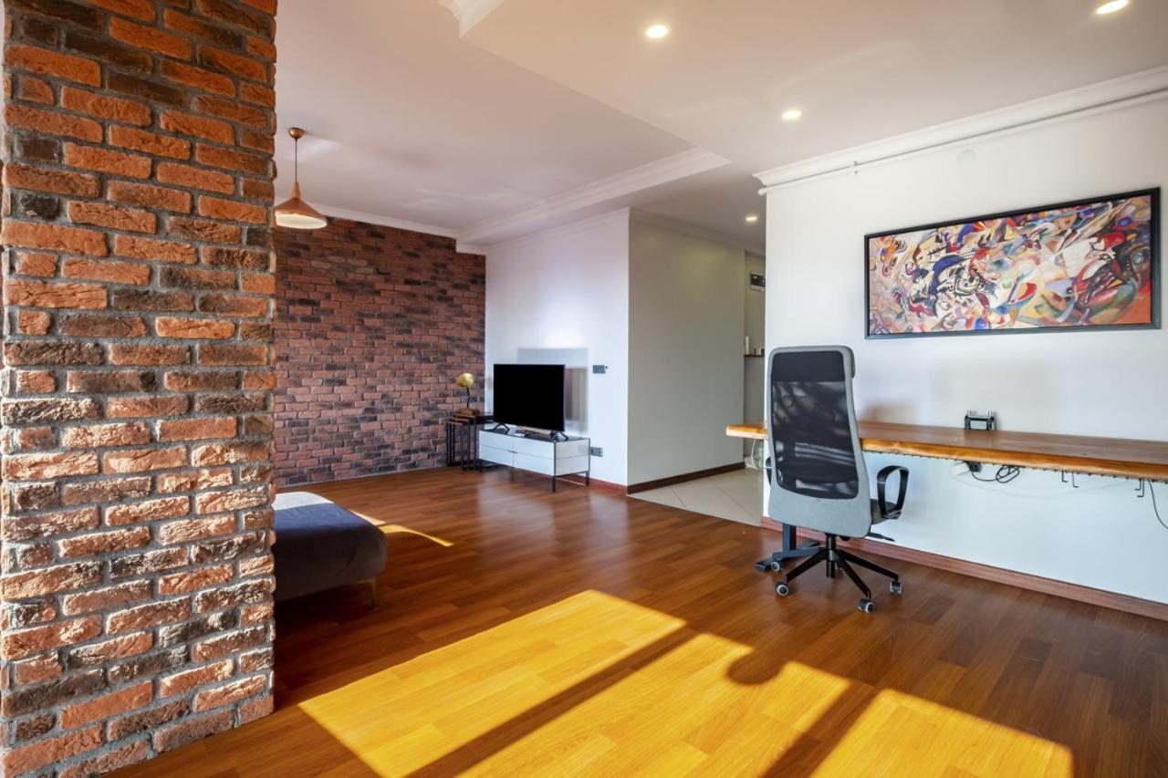 Sleek Flat Near Public Transportation In Maltepe