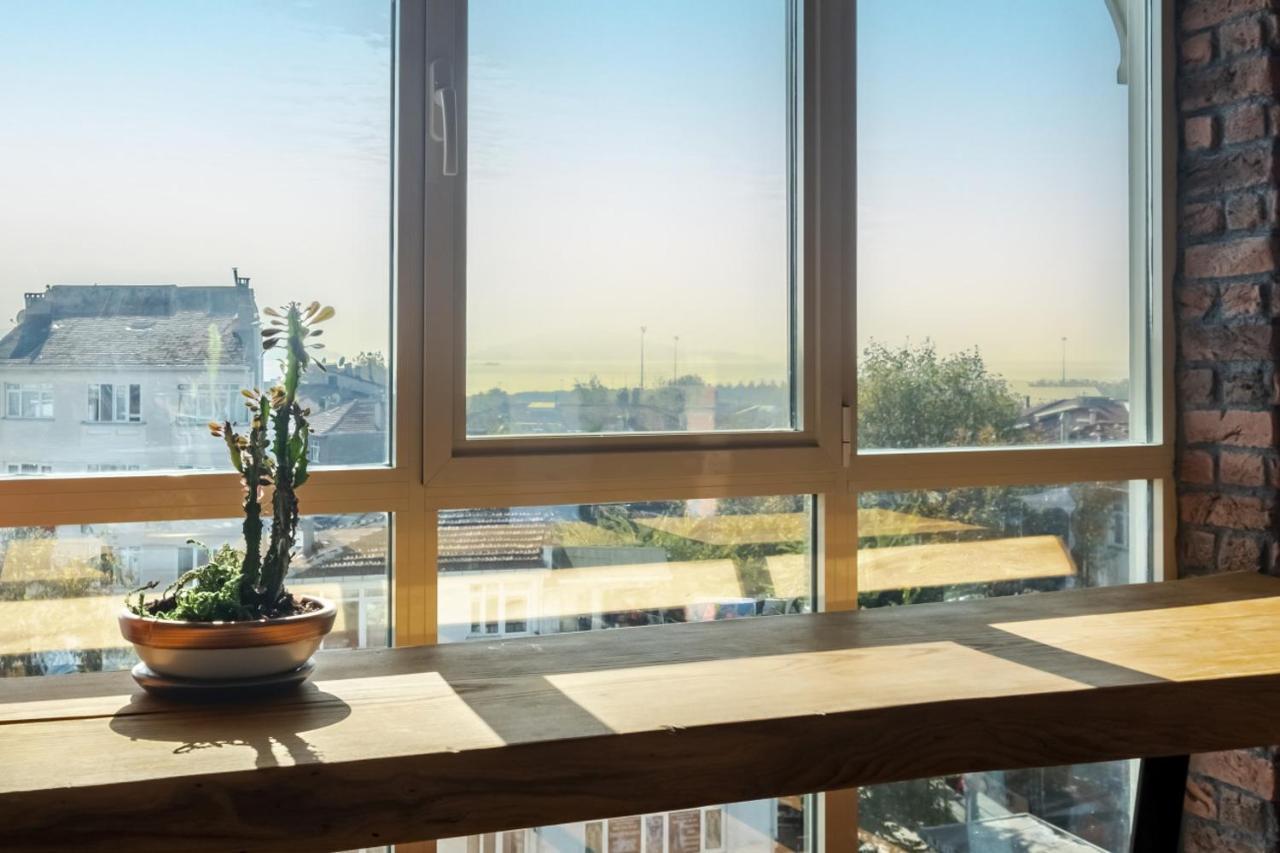 Sleek Flat Near Public Transportation In Maltepe Apartment