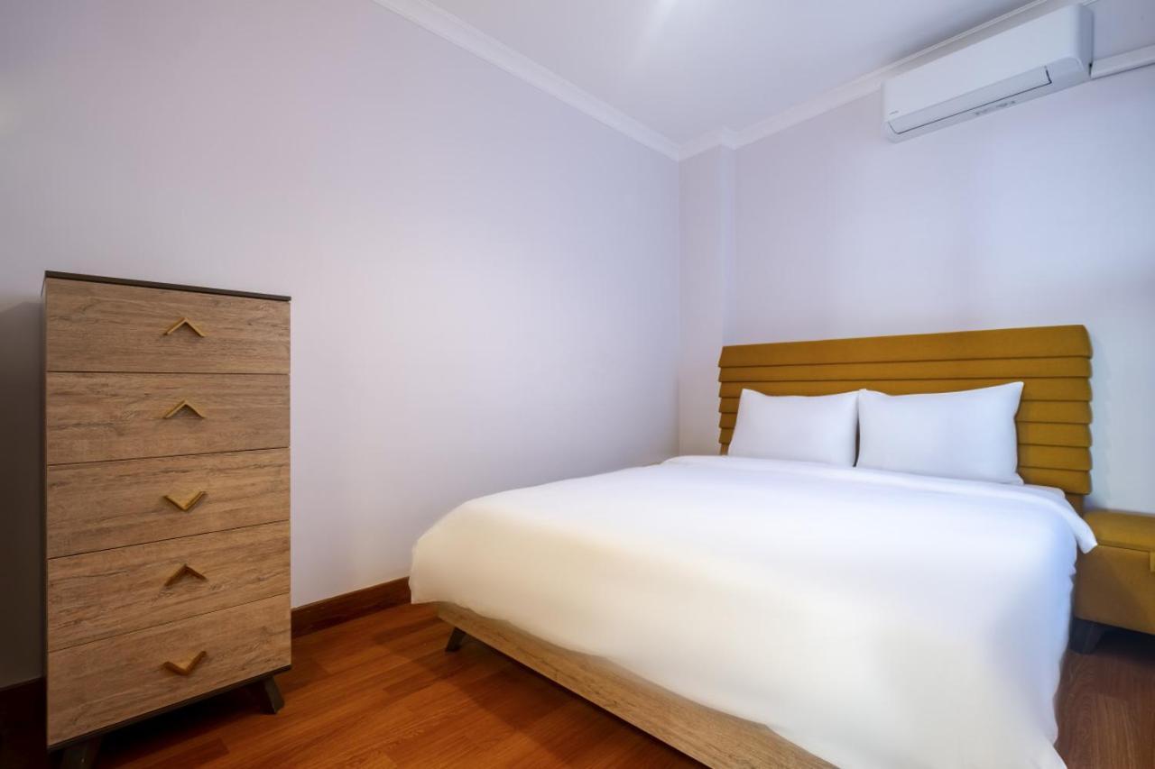 Sleek Flat Near Public Transportation In Maltepe