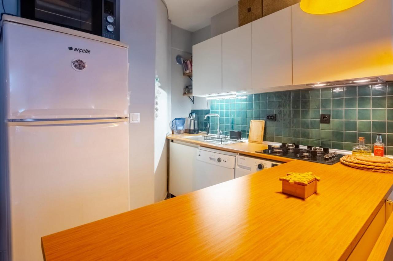 Eclectic Flat Near Metro With Terrace In Kadikoy *