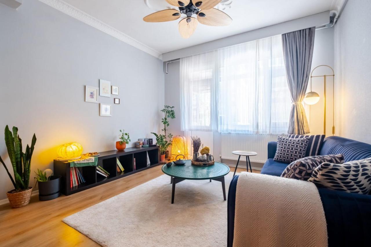 Eclectic Flat Near Metro With Terrace In Kadikoy Apartment